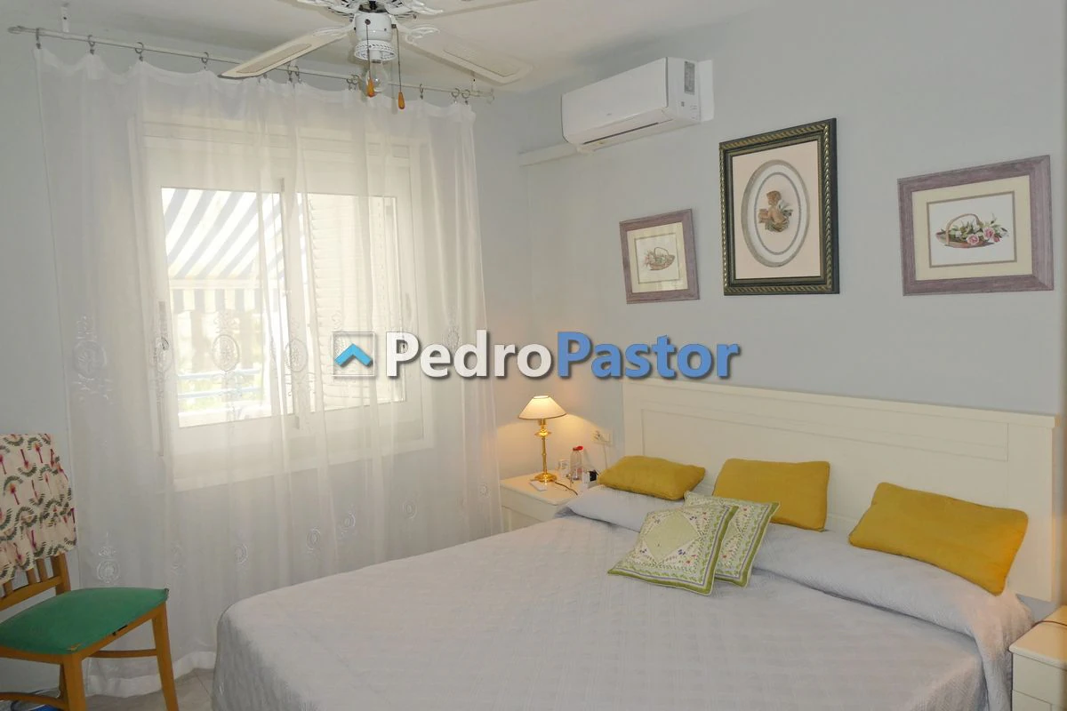 Apartamento de 3 dormitorios en 1ª línea de playa en el km 4 de Las Marinas en Dénia.