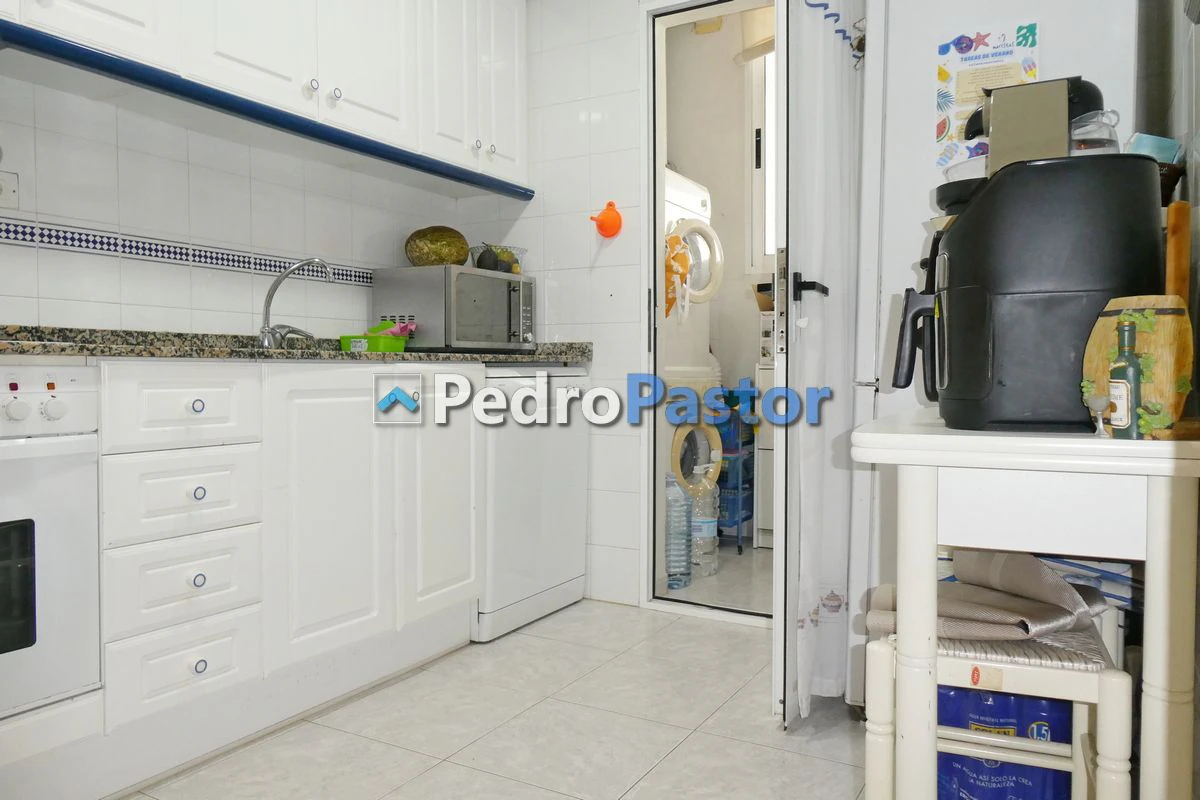 Apartamento de 3 dormitorios en 1ª línea de playa en el km 4 de Las Marinas en Dénia.