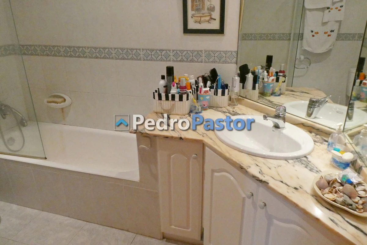 Apartamento de 3 dormitorios en 1ª línea de playa en el km 4 de Las Marinas en Dénia.