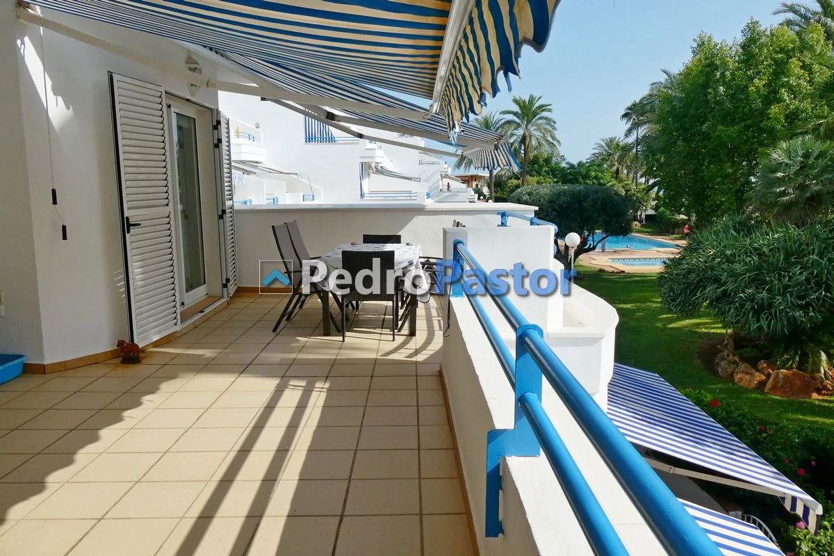 Apartamento de 3 dormitorios en 1ª línea de playa en el km 4 de Las Marinas en Dénia.