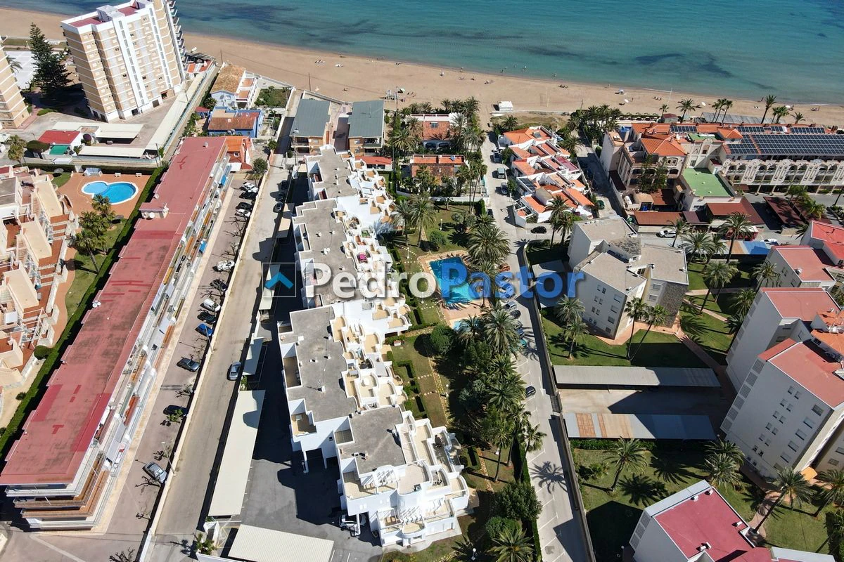 Apartamento de 3 dormitorios en 1ª línea de playa en el km 4 de Las Marinas en Dénia.