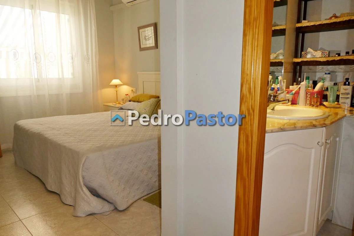 Apartamento de 3 dormitorios en 1ª línea de playa en el km 4 de Las Marinas en Dénia.