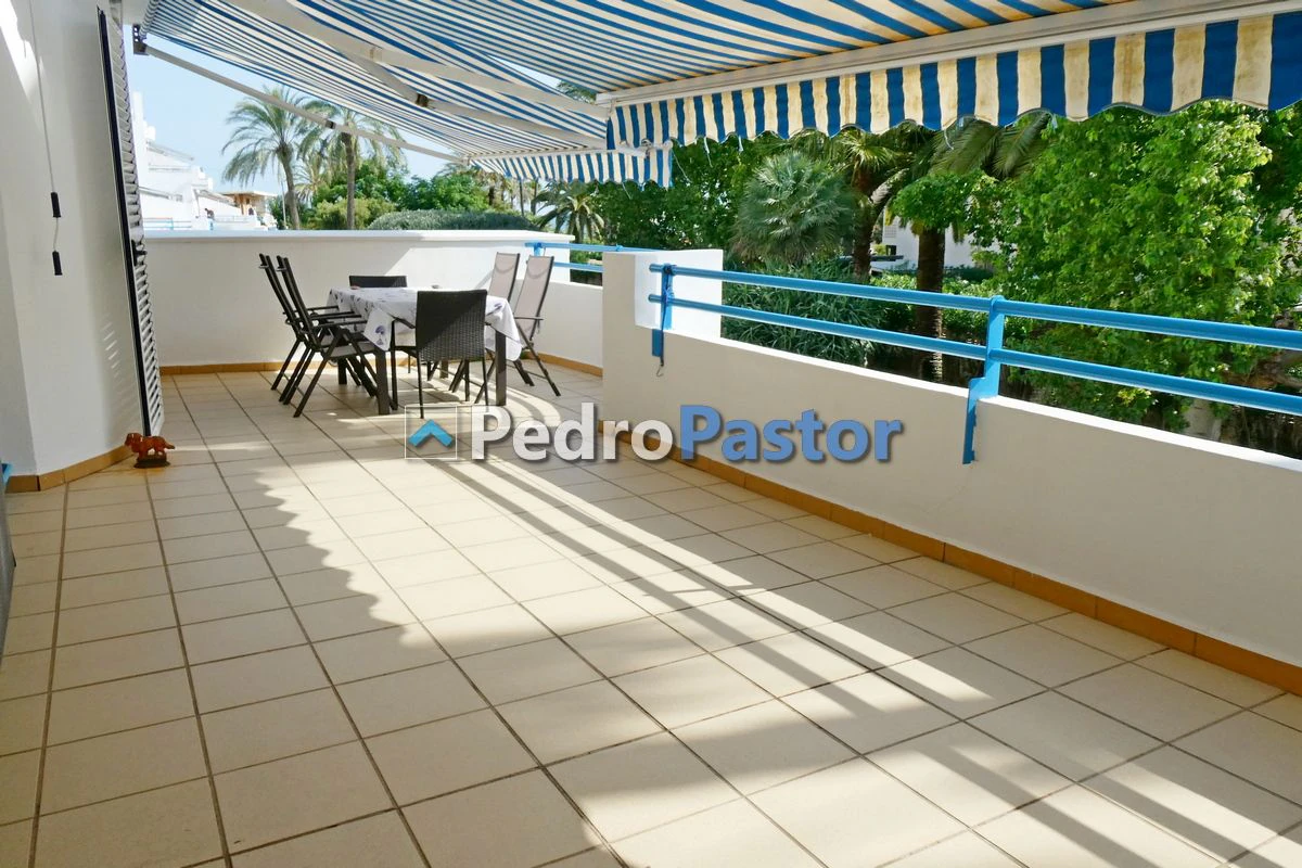 Apartamento de 3 dormitorios en 1ª línea de playa en el km 4 de Las Marinas en Dénia.