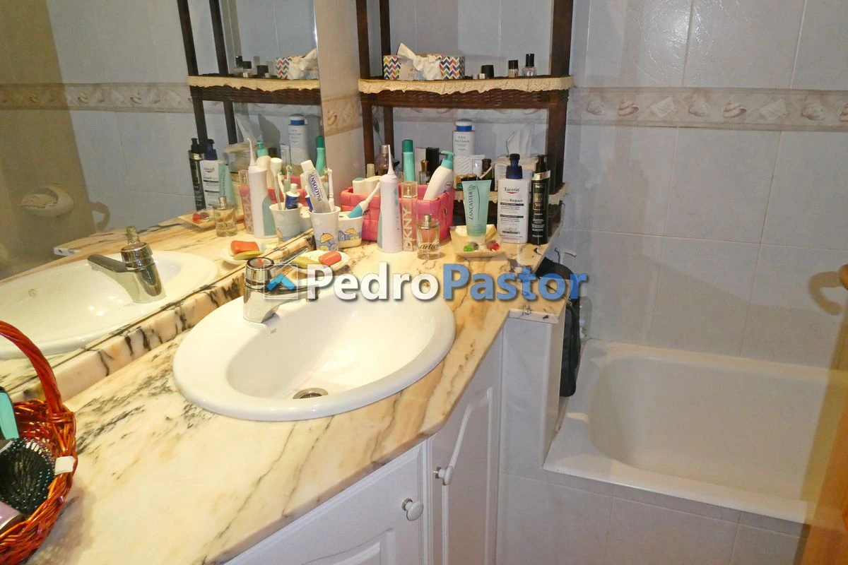 Apartamento de 3 dormitorios en 1ª línea de playa en el km 4 de Las Marinas en Dénia.