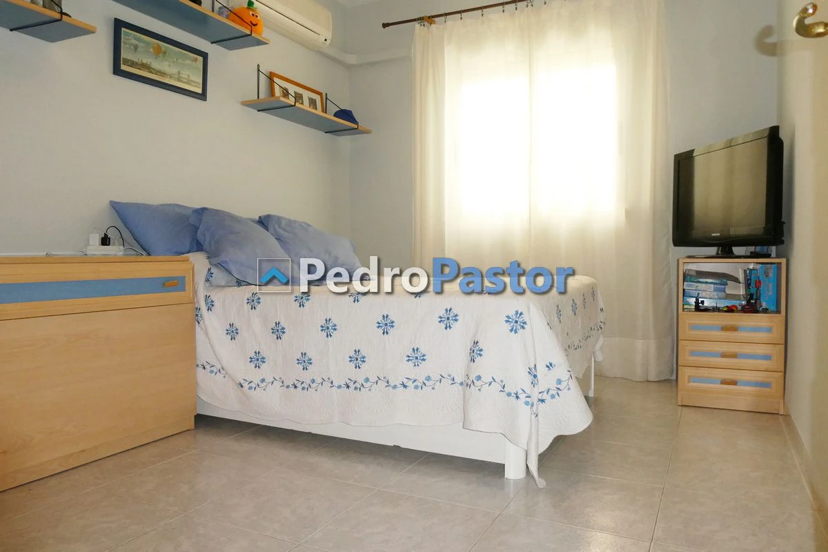 Apartamento de 3 dormitorios en 1ª línea de playa en el km 4 de Las Marinas en Dénia.