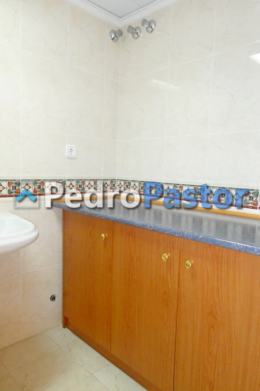 LOC001 - Local comercial en venta en el centro urbano de Denia
