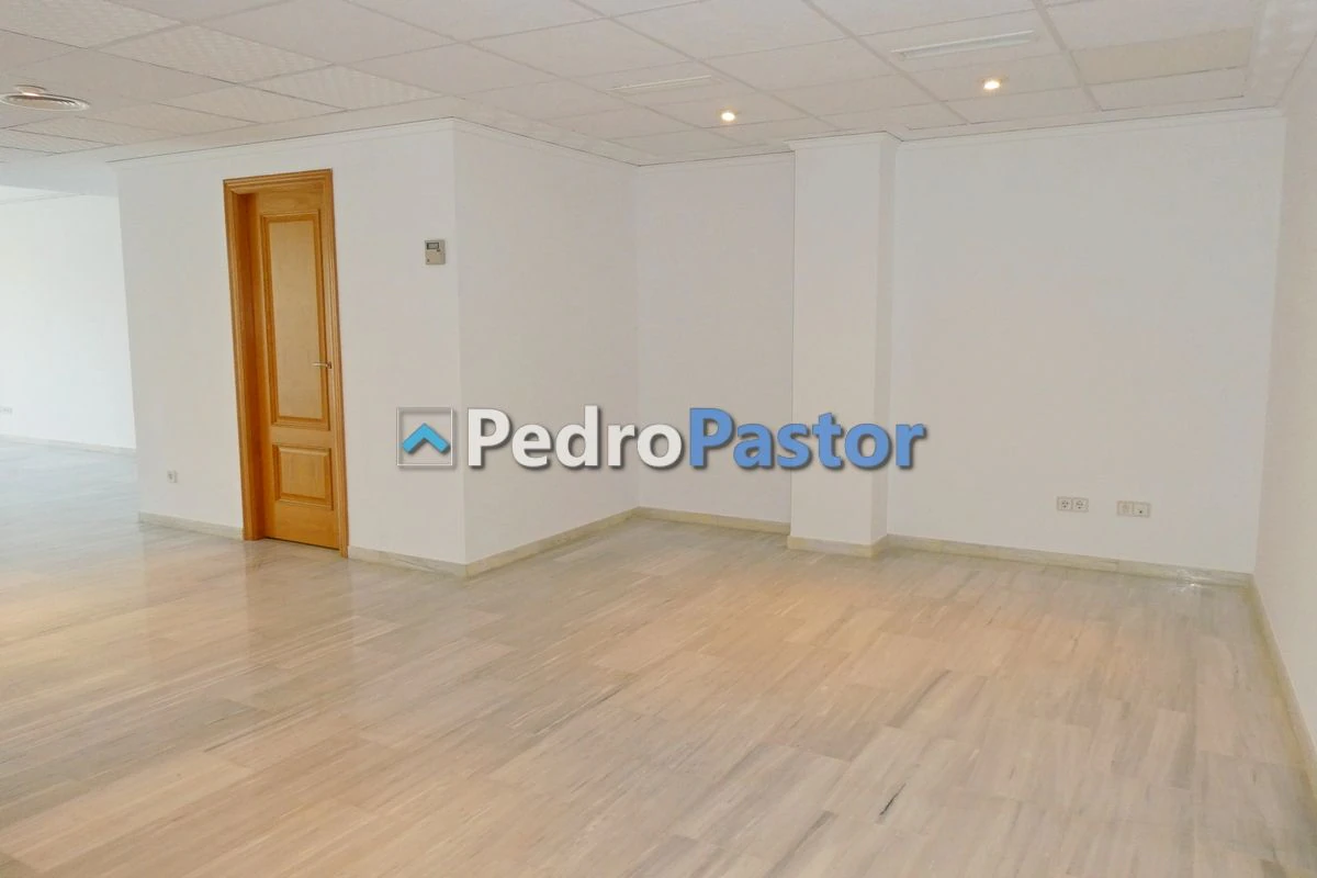 LOC001 - Local comercial en venta en el centro urbano de Denia