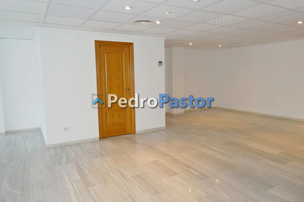 LOC001 - Local comercial en venta en el centro urbano de Denia