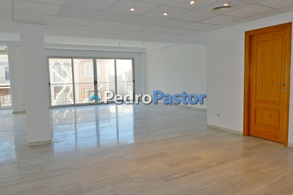 LOC001 - Local comercial en venta en el centro urbano de Denia