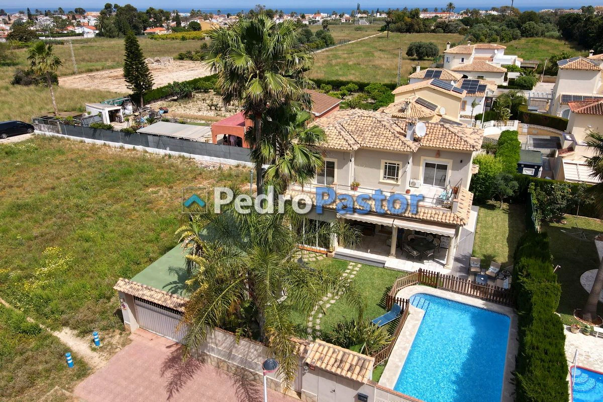 CH083 - Chalet independiente de 5 dormitorios en Els Poblets