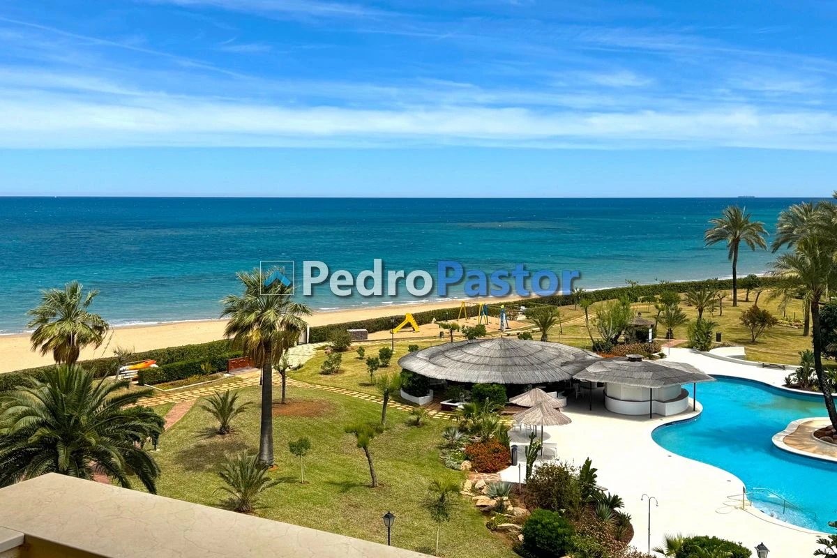 AP191 - Apartamento de 2 dormitorios en 1ª línea de playa en el km 4,5 de Las Marinas en Dénia.