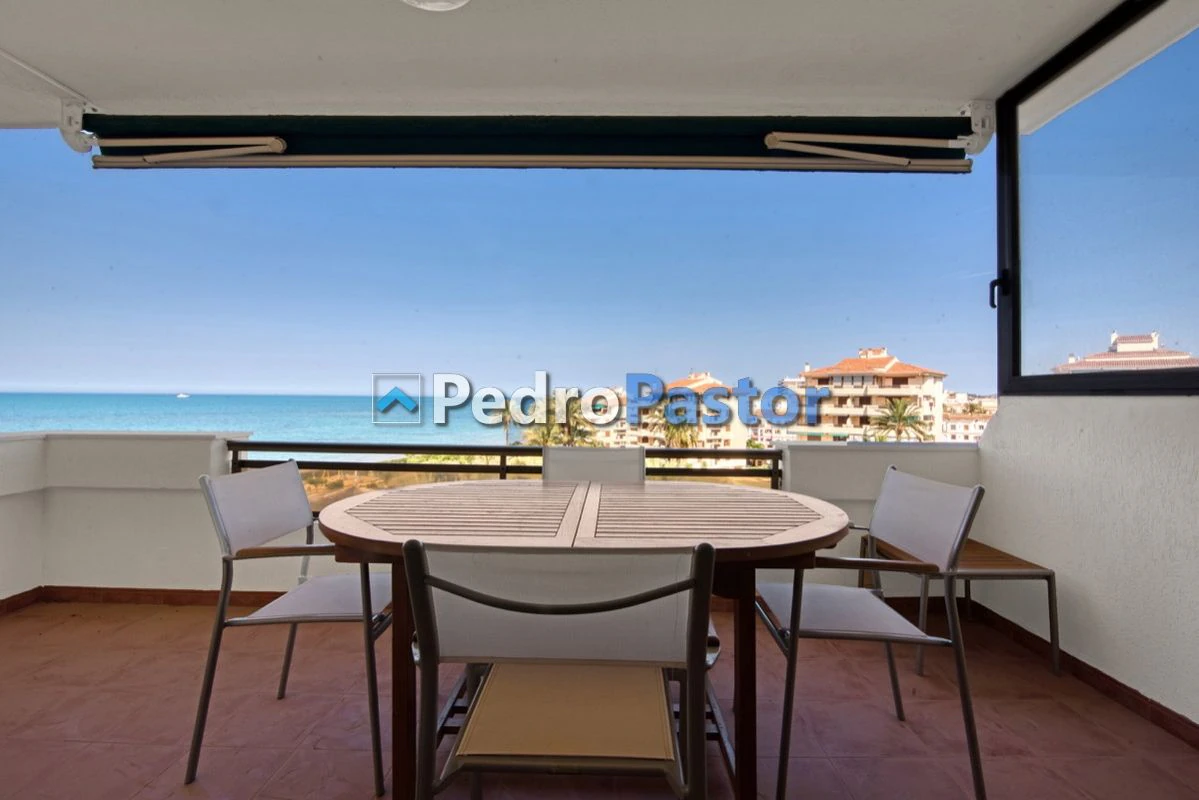 AP191 - Apartamento de 2 dormitorios en 1ª línea de playa en el km 4,5 de Las Marinas en Dénia.