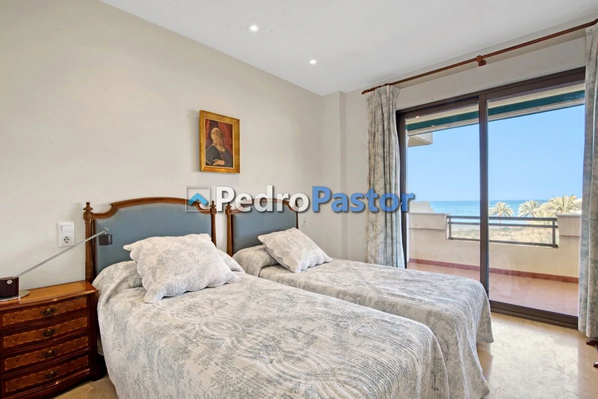 AP191 - Apartamento de 2 dormitorios en 1ª línea de playa en el km 4,5 de Las Marinas en Dénia.