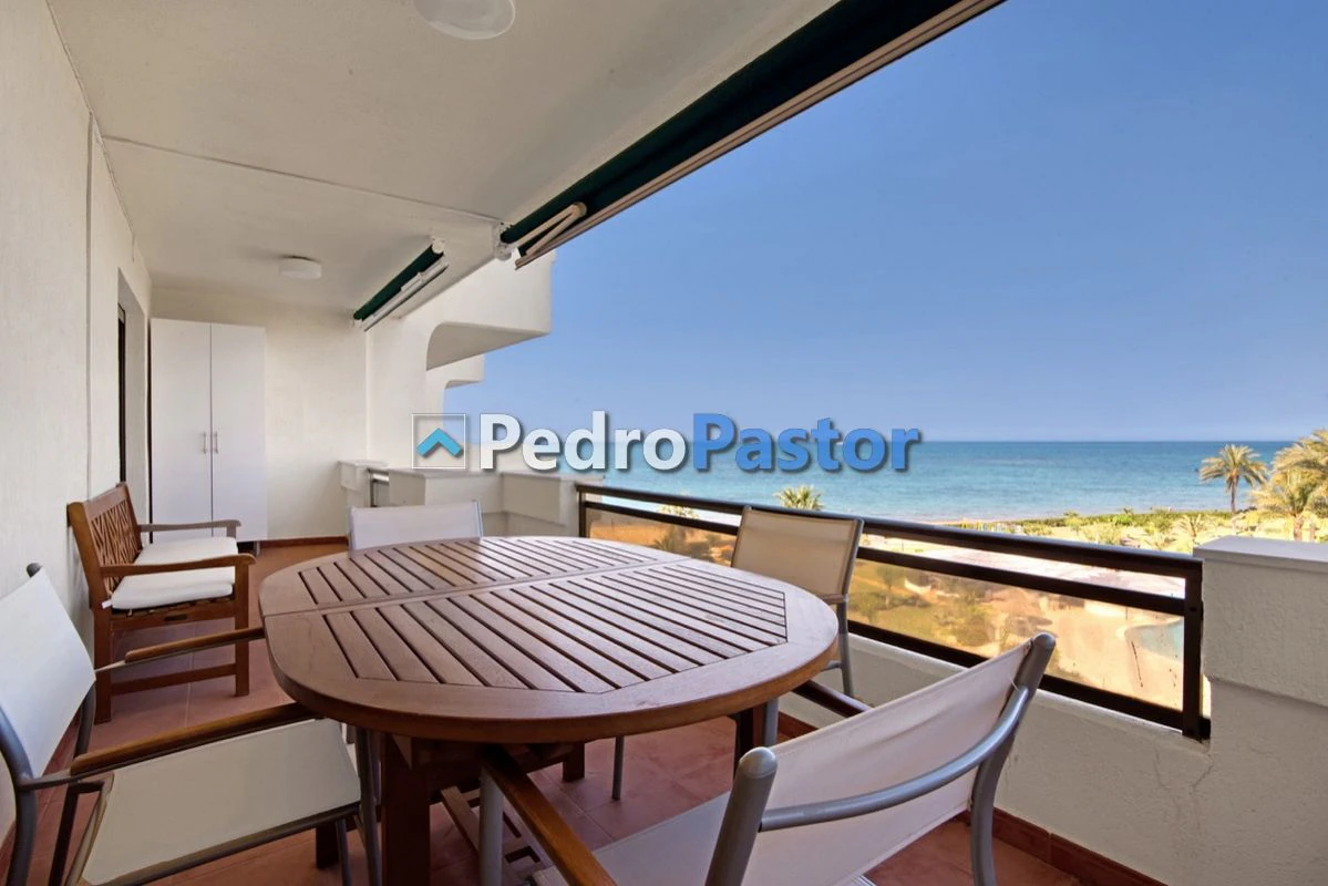 AP191 - Apartamento de 2 dormitorios en 1ª línea de playa en el km 4,5 de Las Marinas en Dénia.