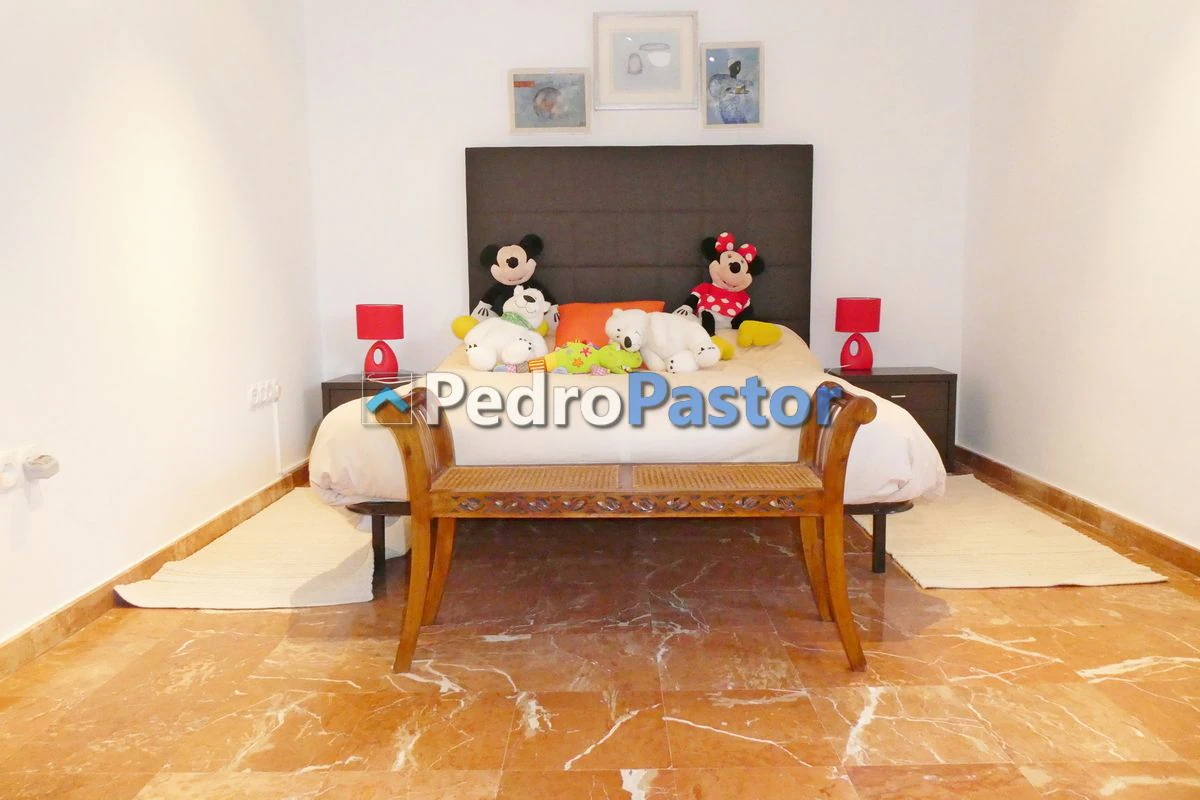 Chalet independiente de 5 dormitorios en la zona de Montgó