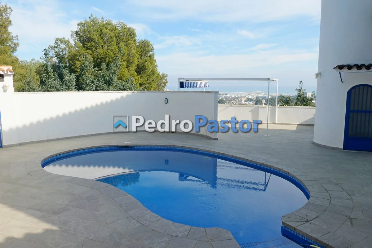 Chalet independiente de 5 dormitorios en la zona de Montgó