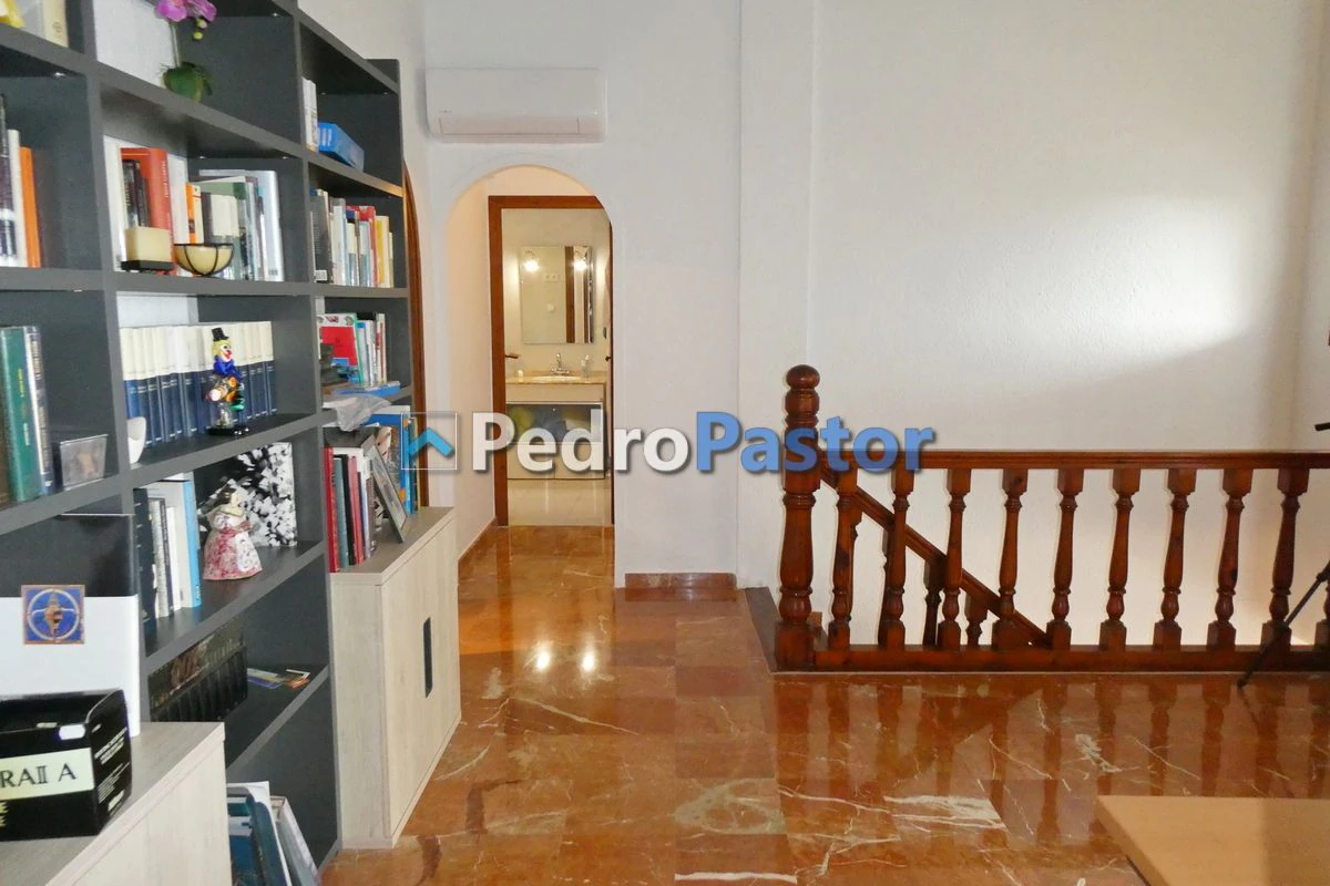 Chalet independiente de 5 dormitorios en la zona de Montgó
