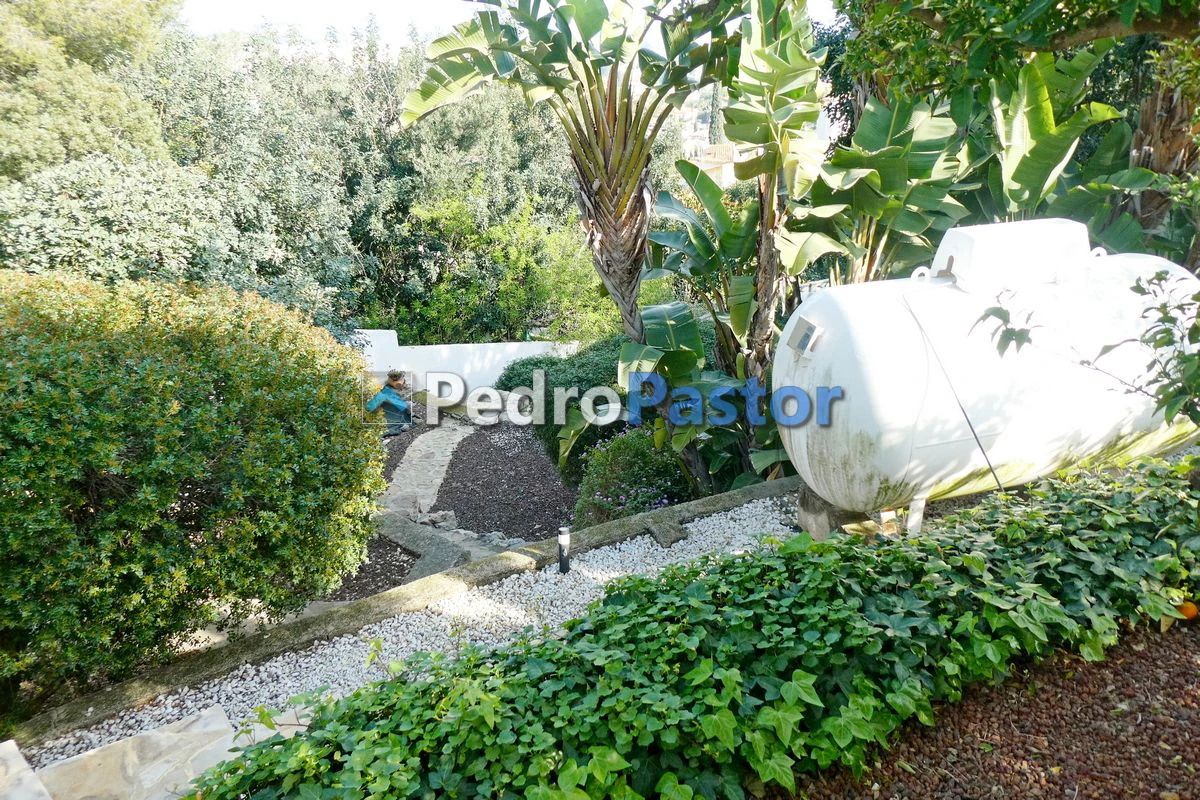 Chalet independiente de 5 dormitorios en la zona de Montgó