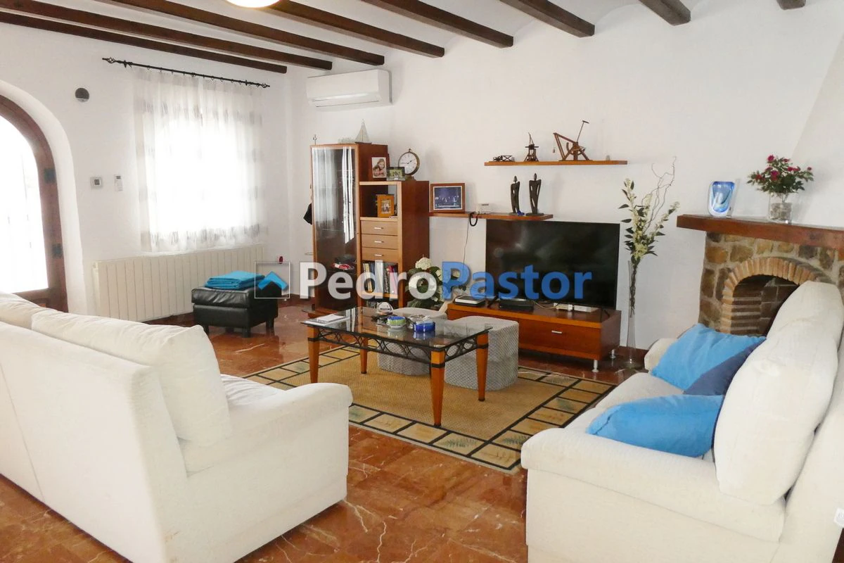 Chalet independiente de 5 dormitorios en la zona de Montgó
