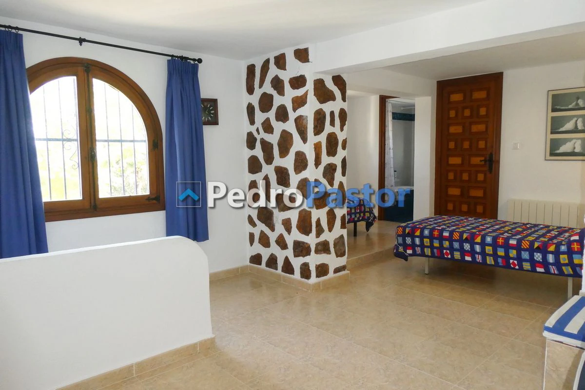 Chalet independiente de 5 dormitorios en la zona de Montgó