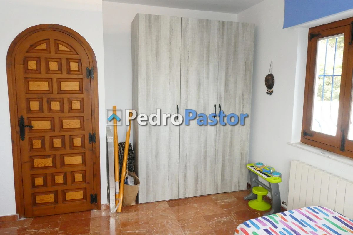 Chalet independiente de 5 dormitorios en la zona de Montgó