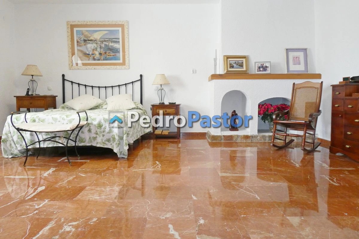 Chalet independiente de 5 dormitorios en la zona de Montgó
