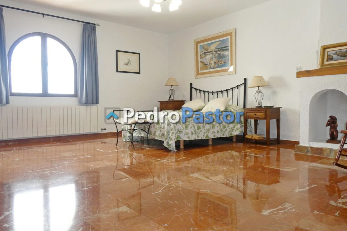 Chalet independiente de 5 dormitorios en la zona de Montgó