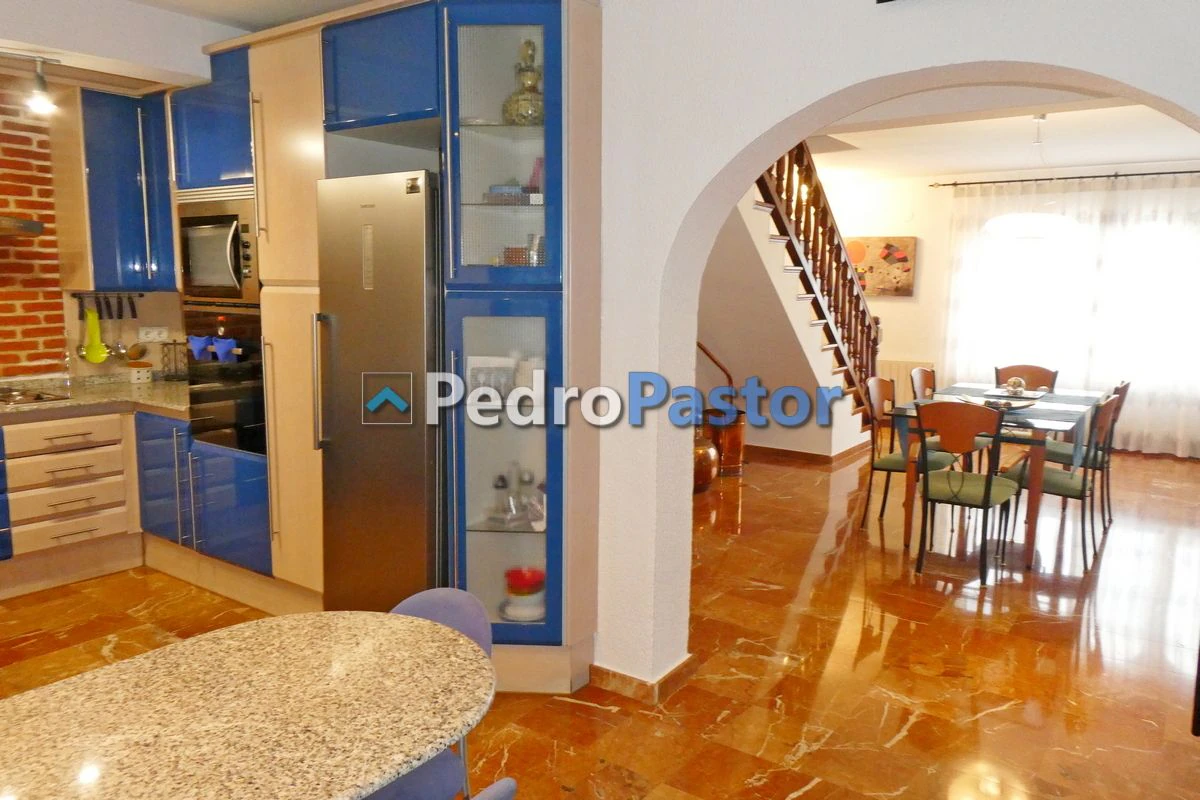Chalet independiente de 5 dormitorios en la zona de Montgó