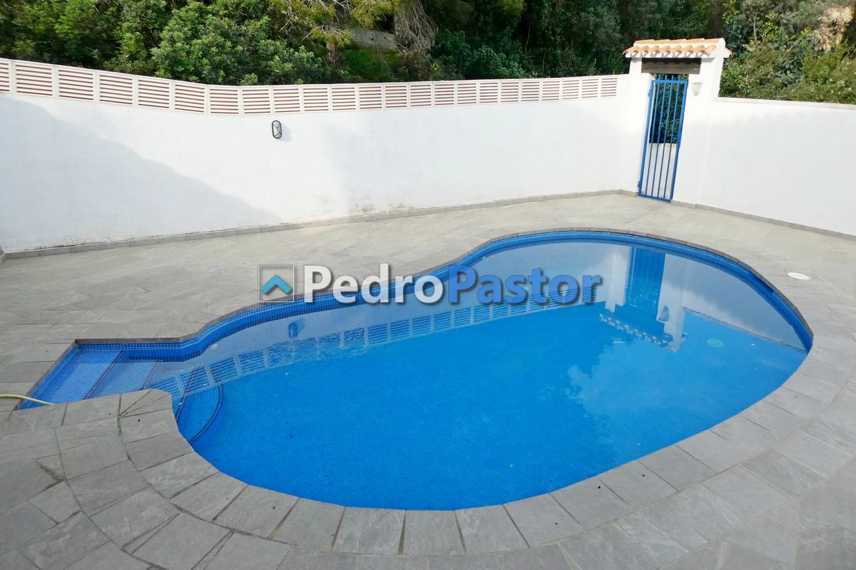 Chalet independiente de 5 dormitorios en la zona de Montgó