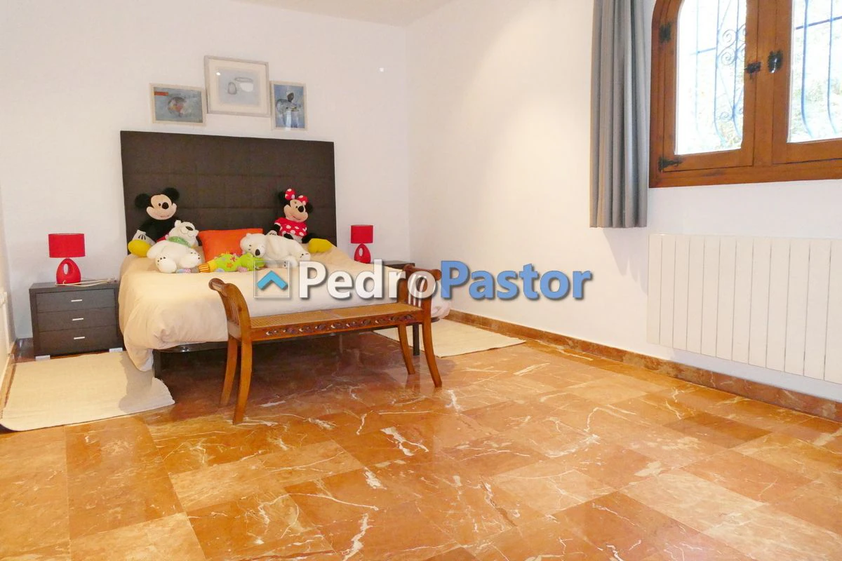 Chalet independiente de 5 dormitorios en la zona de Montgó