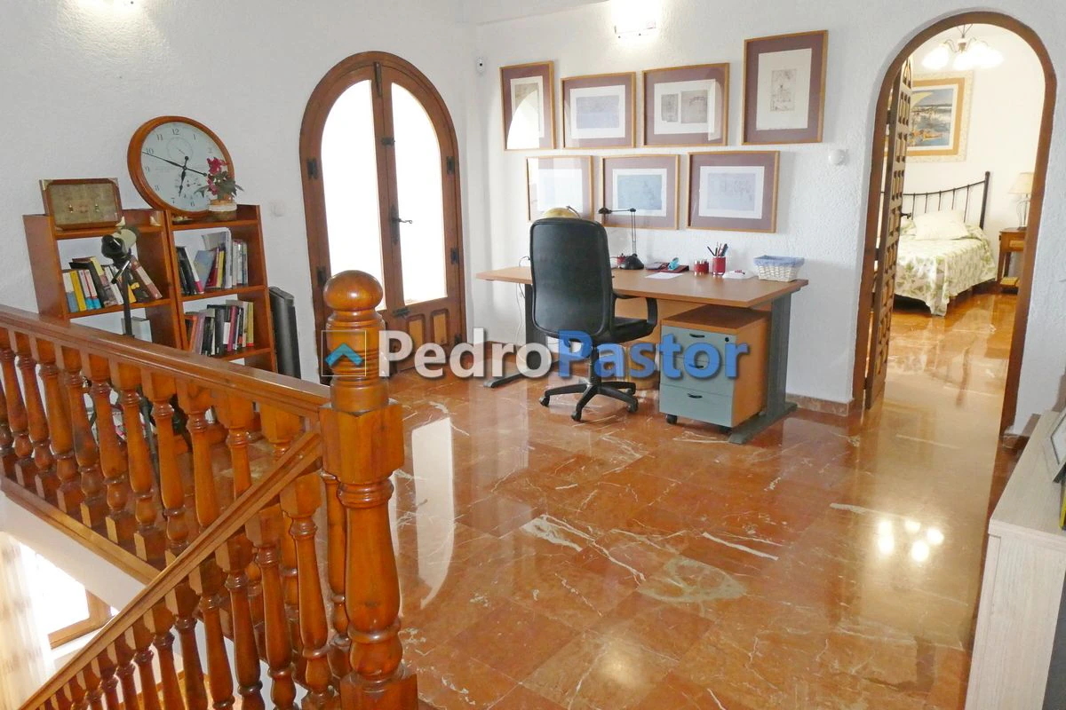Chalet independiente de 5 dormitorios en la zona de Montgó