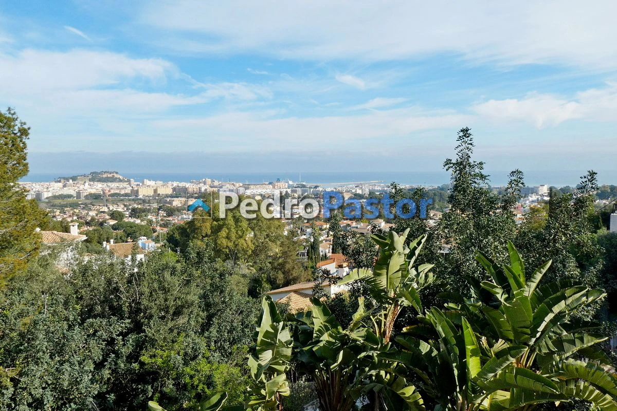 Chalet independiente de 5 dormitorios en la zona de Montgó