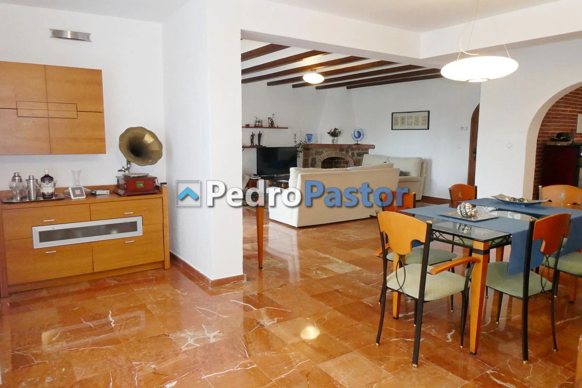 Chalet independiente de 5 dormitorios en la zona de Montgó