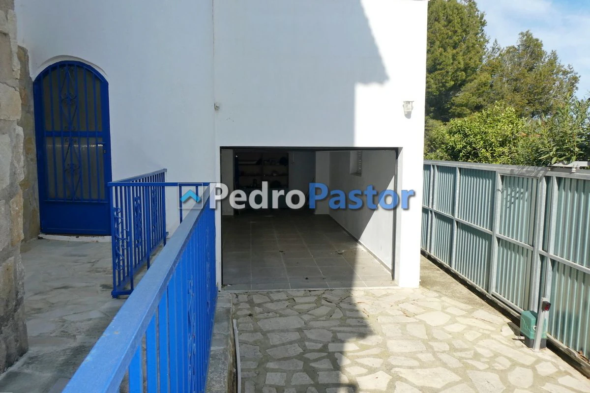 Chalet independiente de 5 dormitorios en la zona de Montgó