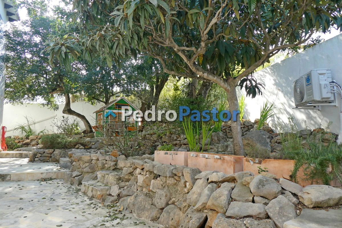 Chalet independiente de 5 dormitorios en la zona de Montgó