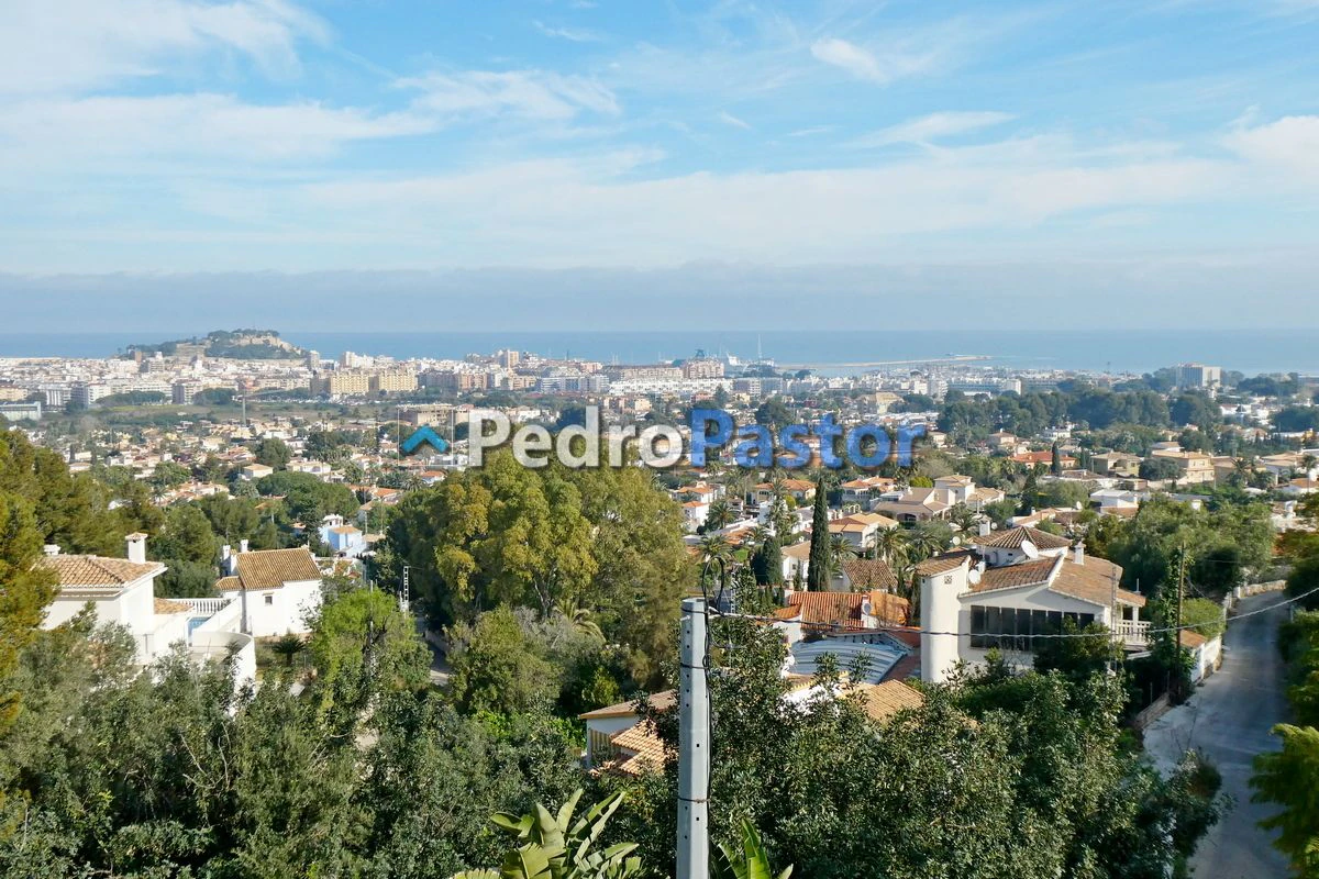Chalet independiente de 5 dormitorios en la zona de Montgó