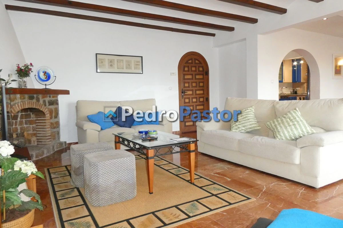 Chalet independiente de 5 dormitorios en la zona de Montgó