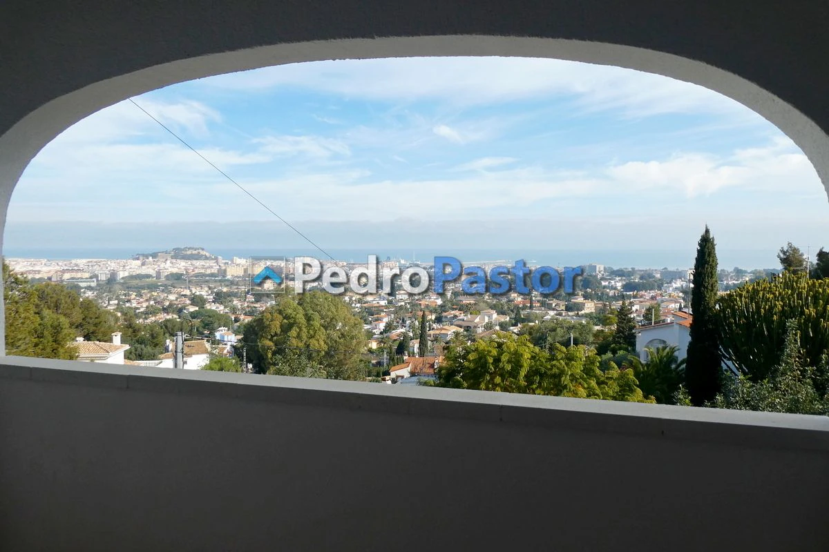 Chalet independiente de 5 dormitorios en la zona de Montgó
