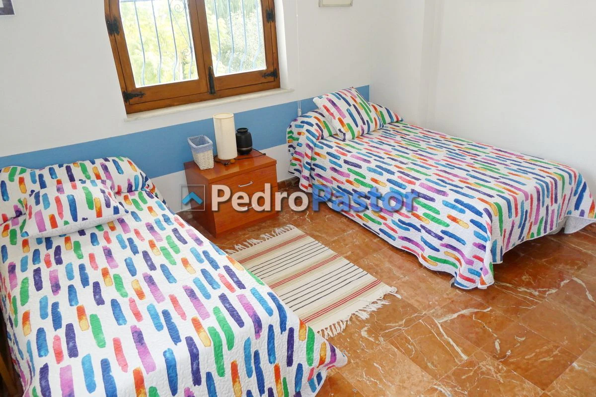 Chalet independiente de 5 dormitorios en la zona de Montgó