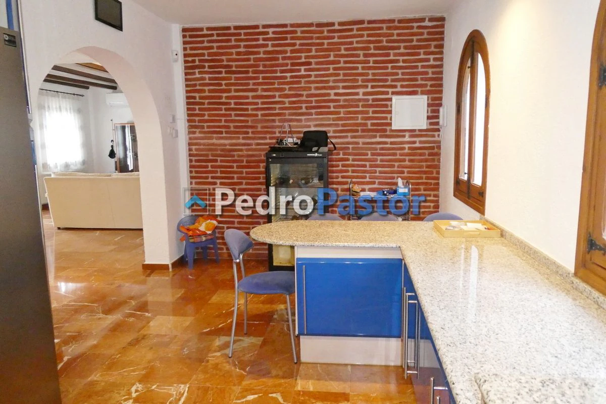 Chalet independiente de 5 dormitorios en la zona de Montgó