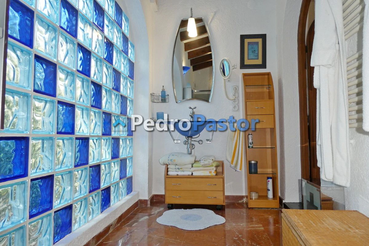 Chalet independiente de 5 dormitorios en la zona de Montgó