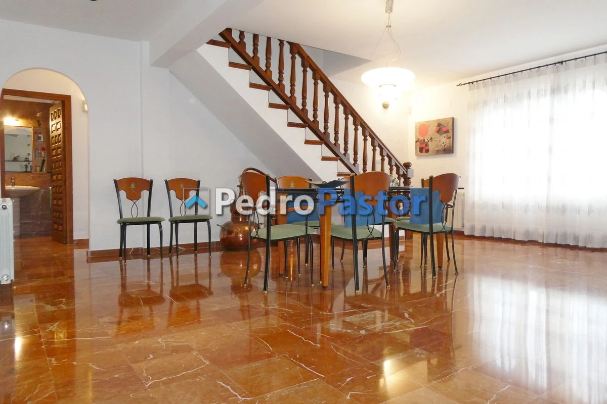 Chalet independiente de 5 dormitorios en la zona de Montgó