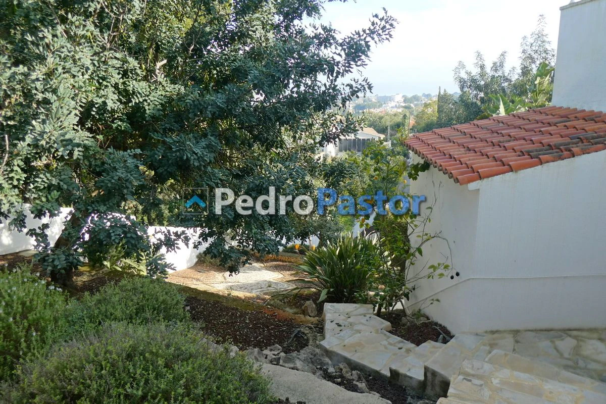Chalet independiente de 5 dormitorios en la zona de Montgó