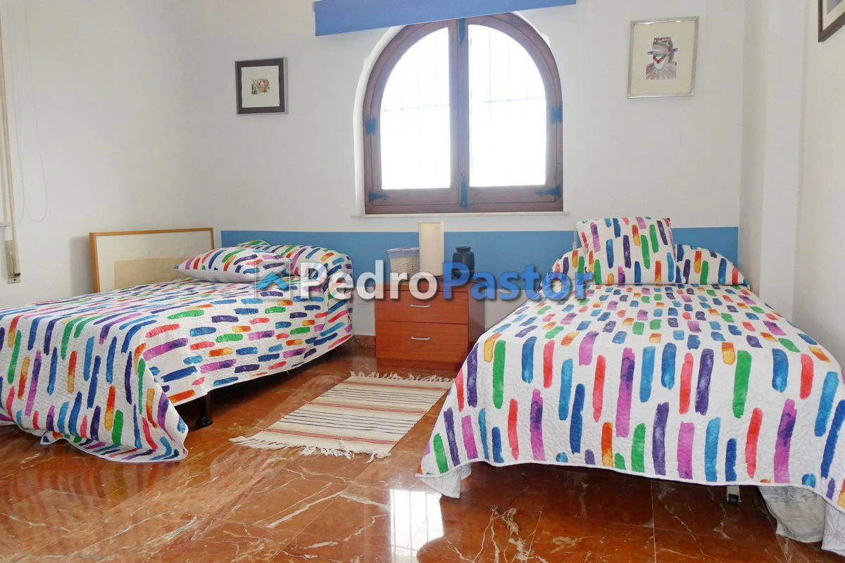 Chalet independiente de 5 dormitorios en la zona de Montgó