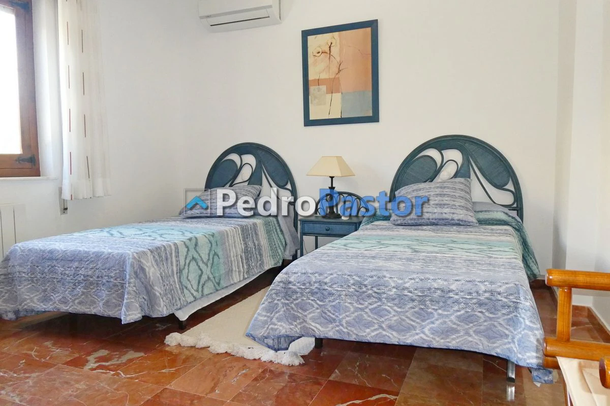 Chalet independiente de 5 dormitorios en la zona de Montgó