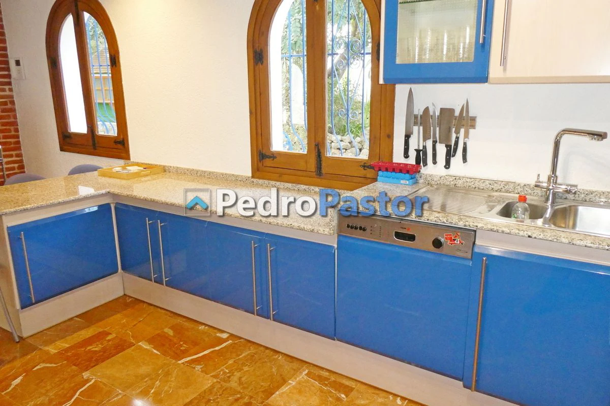 Chalet independiente de 5 dormitorios en la zona de Montgó