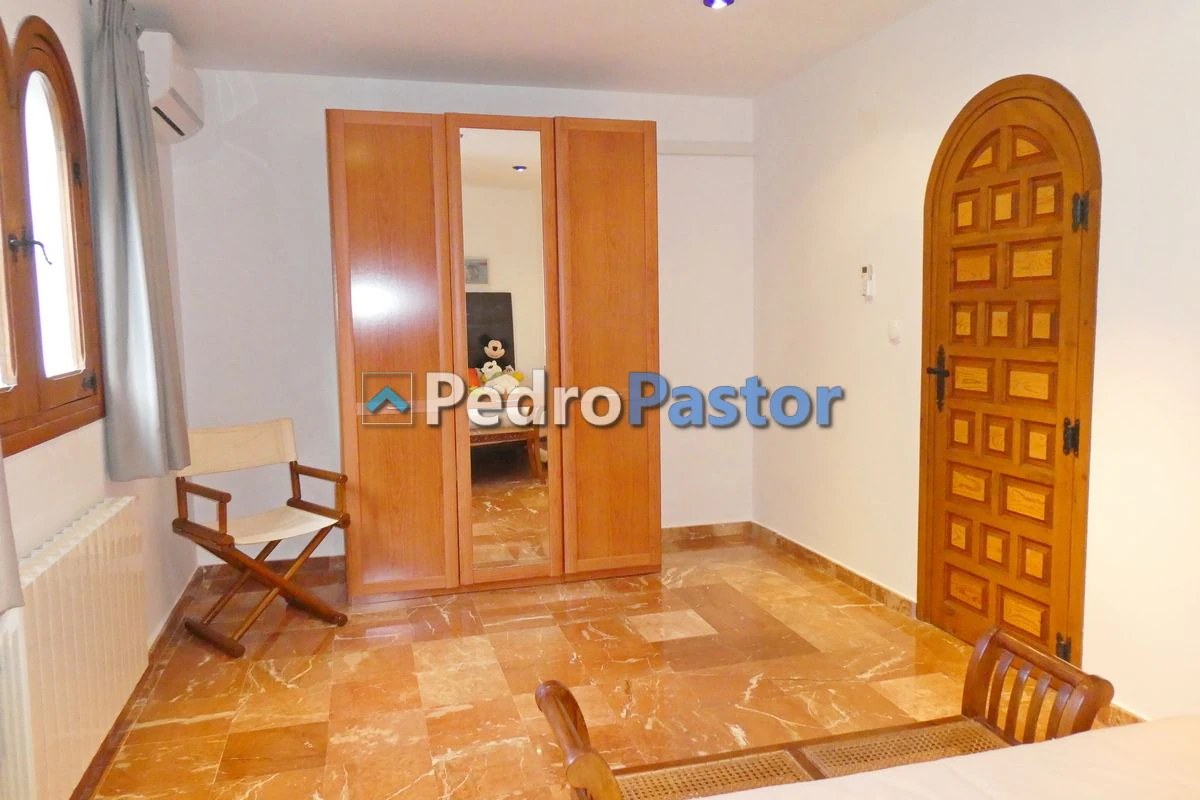 Chalet independiente de 5 dormitorios en la zona de Montgó