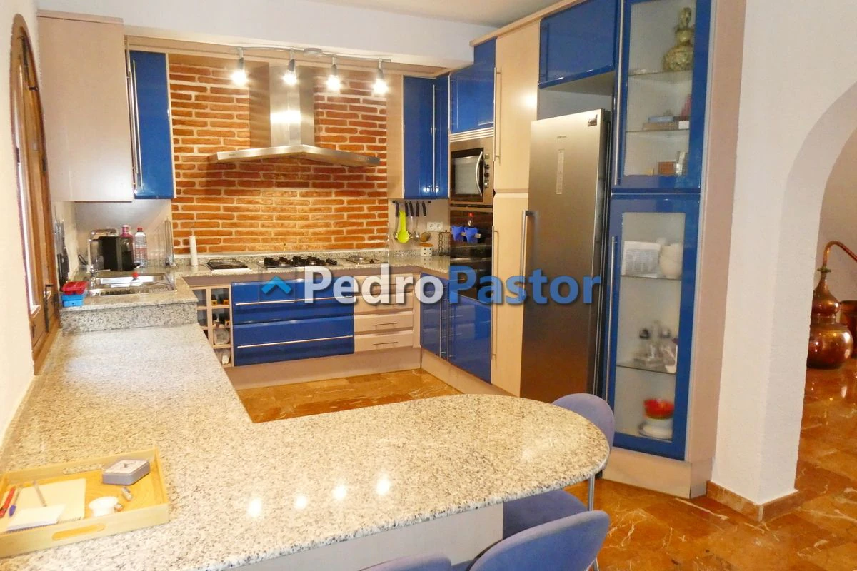 Chalet independiente de 5 dormitorios en la zona de Montgó