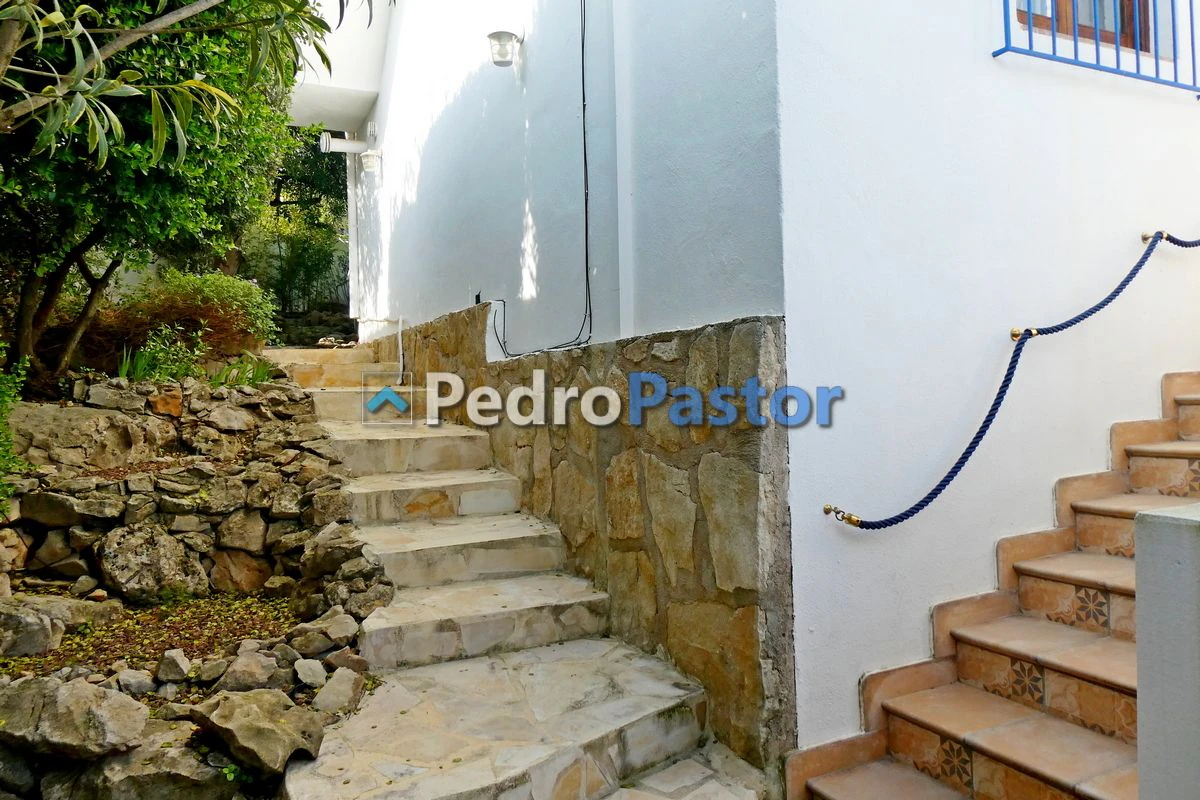 Chalet independiente de 5 dormitorios en la zona de Montgó