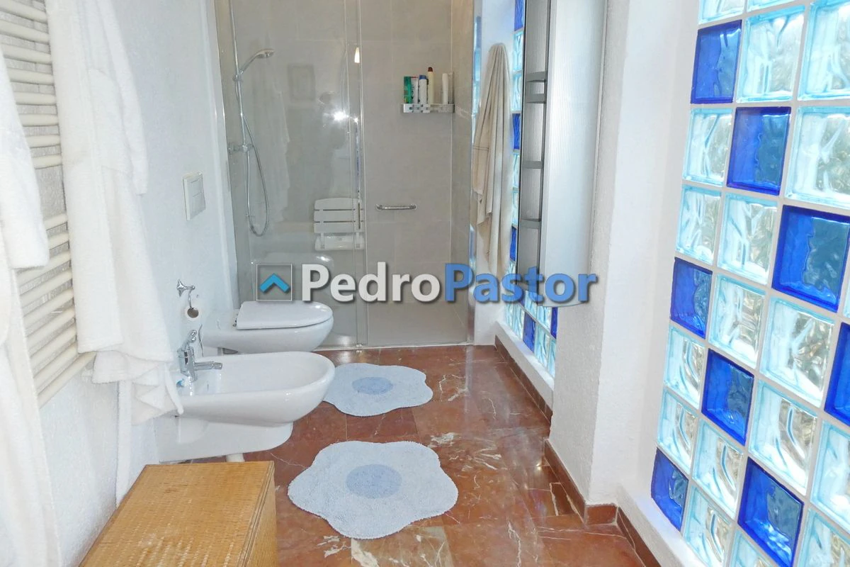 Chalet independiente de 5 dormitorios en la zona de Montgó